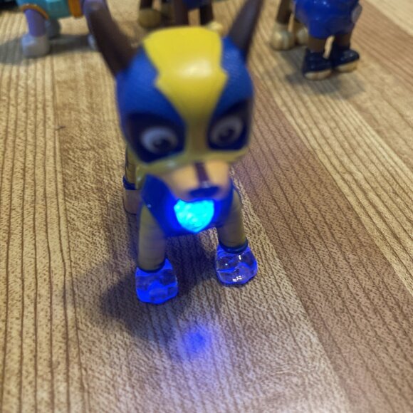 HUGE LOT 25 PAW PATROL VEHICLES and FIGURES Lot. - Picture 16 of 16